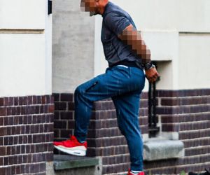 Papieros w jednej ręce, kradziona biżuteria - w drugiej. Beztroski złodziej w rękach policji