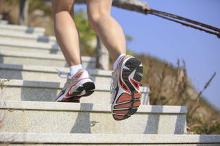 Trening na schodach – zalety, zasady i plan treningowy