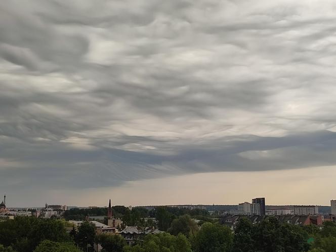 Nawałnice przechodzą przez Polskę. Ciemne chmury nad Białymstokiem