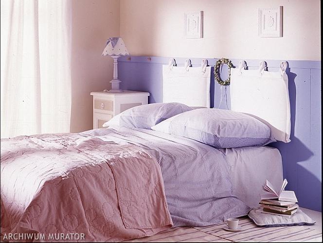 Zagłówek łóżka z poduszek