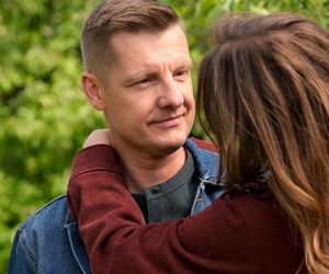 M jak miłość, odc. 1875. Franka (Dominika Kachlik),  Paweł (Rafał Mroczek)