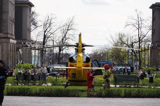 Autobus miejski wbił się w drzewo! Kilkanaście osób rannych