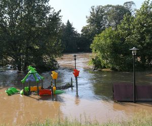 Rzeka Bóbr wdarła się na ulice Żagania