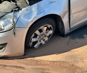 Zderzenie trzech aut, jedno dachowało