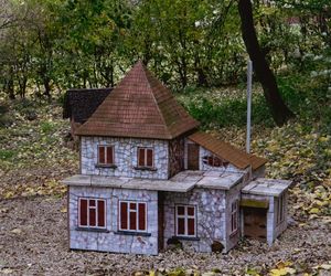 Ceramiczna miniatura domu Książków w Łysej Górze