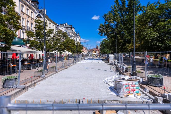 Remont nawierzchni Krakowskiego Przedmieścia w Warszawie w 2024 r.