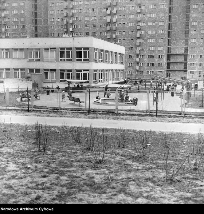 Przedszkole i plac zabaw. W tle blok mieszkalny, 1974