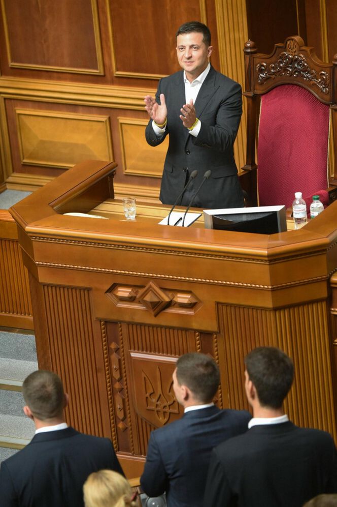 Tak Zełenski prezentuje się na salonach. Wszystkie stroje prezydenta Ukrainy