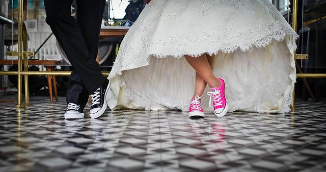 Wesele „casual”? Schowaj trampki i spodenki