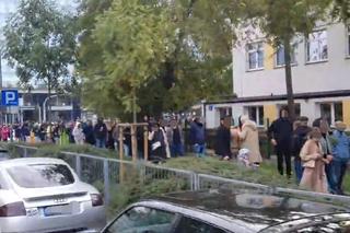 Gigantyczna kolejka przed lokalem wyborczym. W kolejce uśmiechy, żarty i nowe znajomości sąsiedzkie