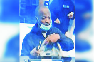 Bandzior z metra napadł na bank. Zdradziły go buty