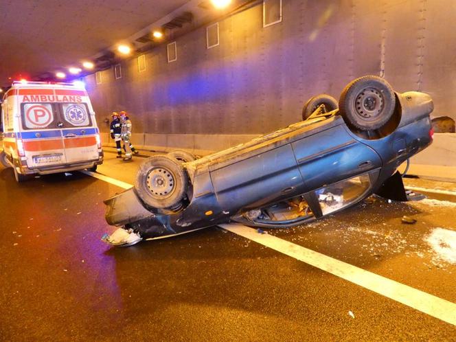 Wypadek tuż przy POW! Kierowca odbił się od barierek 