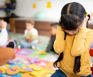 Dziecko nie słyszy w hałasie, chociaż ma dobry słuch? Zaskakująca przyczyna nie leży w uszach