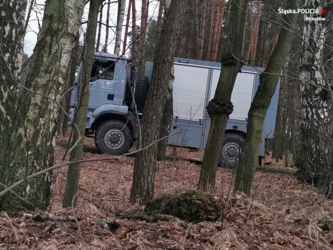 Gostyń. W lesie znaleziono niewybuchy. Ktoś je tam porzucił. Szuka go policja