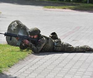 Efektowne ćwiczenia WOT w Czernikowie pod Toruniem. Scenariusz zakładał atak przeciwnika na szkołę z kilkudziesięcioma uczniami