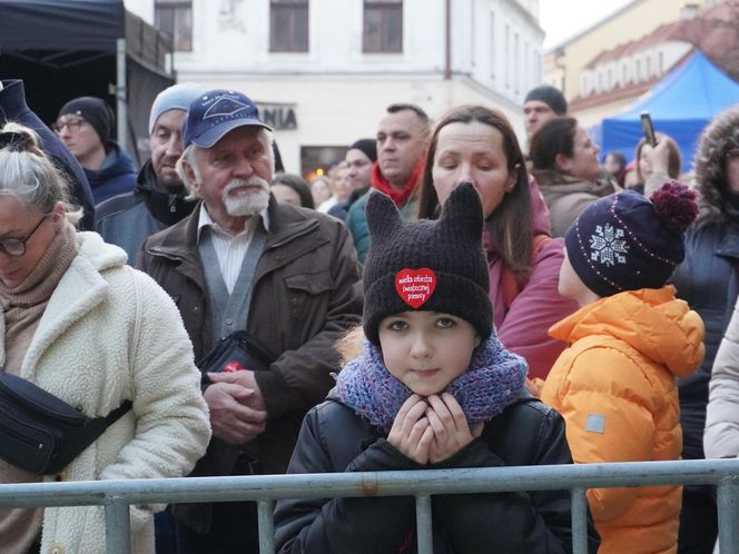 Na rynku w Tarnowie trwa koncert 33. Finału Wielkiej Orkiestry Świątecznej Pomocy. Tak bawią się mieszkańcy miasta