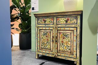 Cennik renowacji mebli 2026. Ile za odnowienie krzesła, stołu, szafy?