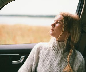 Nadchodzi sezon na sweter. Jesienią i zimą będziemy go nosić w trzech modnych odsłonach