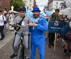 Kolorowa parada na otwarcie Dni Torunia. Przeszła przez serce toruńskiej starówki