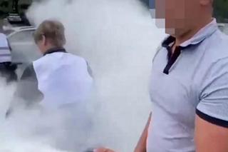 Gazem i gaśnicą w aktywistów. Kierowcy dostali furii. Blokada Czerniakowskiej wymknęła się spod kontroli