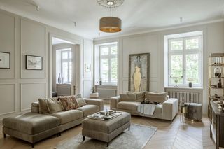 Obrotnica dla auta w salonie, kuchnia ukryta w podłodze i sztuka za pancernym szkłem. Tak mieszkają najbogatsi Polacy