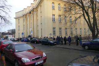 Armagedon pod punktami szczepień w Łodzi. Seniorzy stoją w ogromnych kolejkach [FOTO]