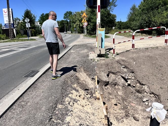 Tomasz Hejna na Przejeździe kolejowy łączącym Morasko z Piątkowem 