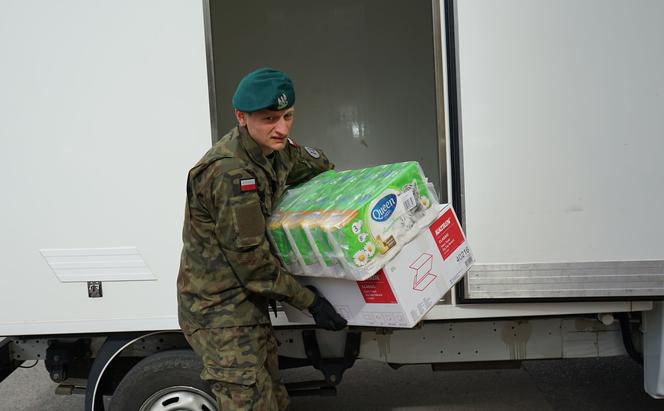 Żołnierze pomagają medykom ze szczecińskiego szpitala