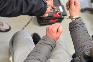Drogowy bandyta celowo wjeżdżał wjeżdżał w ludzi na chodniku! Wcześniej wrzeszczał na pieszych