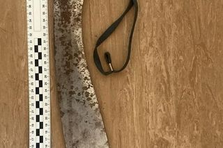 Przyjechali pod dom i straszyli maczetą