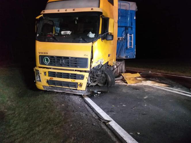 Tragiczny wypadek w Jeziorach Wielkich! Nie żyje młody kierowca! [ZDJĘCIA]