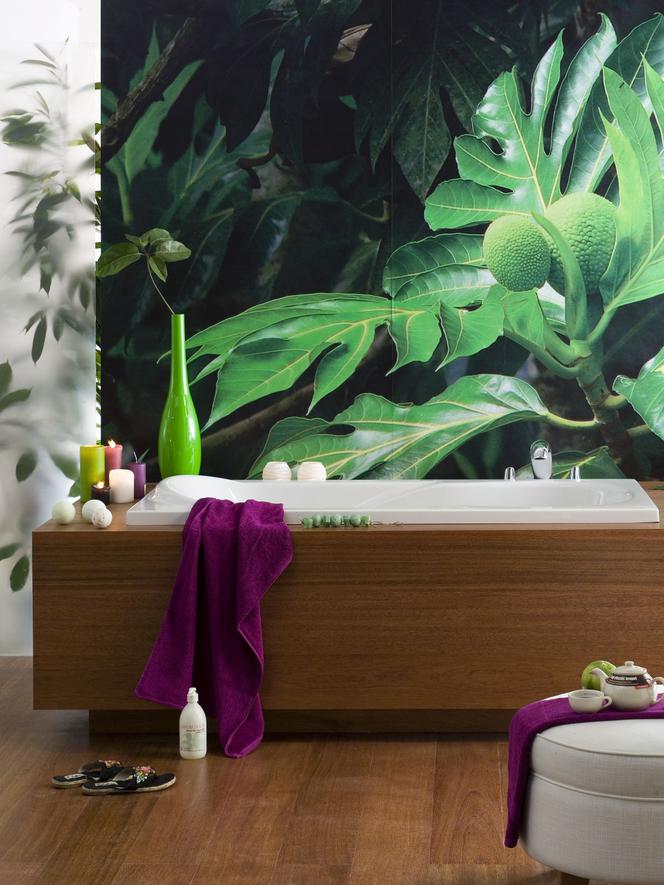 Łazienka z tapetą w liście i zielonym wazonem