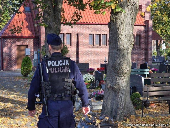 Wrocławska policja apeluje przed Uroczystością Wszystkich Świętych. "Nie zapominajmy o bezpieczeństwie"