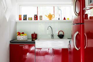 Szary lacobel w towarzystwie czerwonych szafek kuchennych