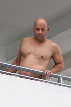 Szybcy i Wściekli 8 Vin Diesel z wielkim brzuchem