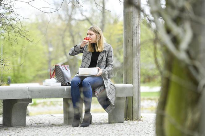 Gwiazda "Przyjaciółek" w parku bez maseczki. Wszystko przez głód