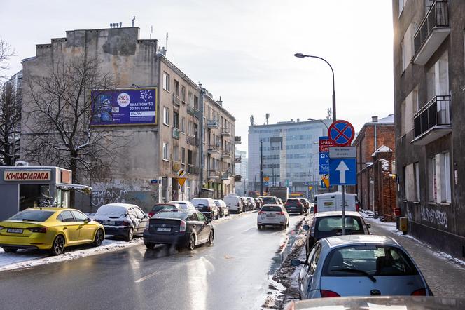 Przykłady reklam w przestrzeni miejskiej Warszawy