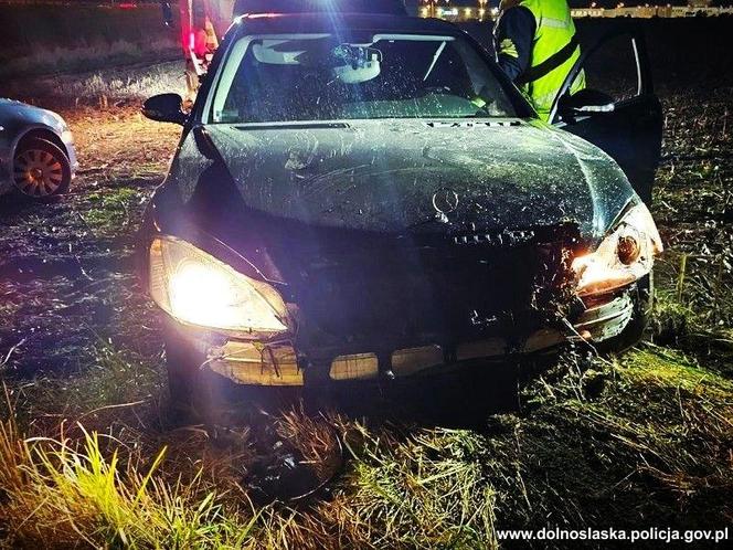 Uciekał przed policją we Wrocławiu. Za okno wyrzucał worki z narkotykami