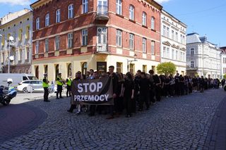 Ulicami Tarnowa przeszedł marsz przeciw przemocy. To reakcja na tragiczną śmierć 16-letniego Szymona 