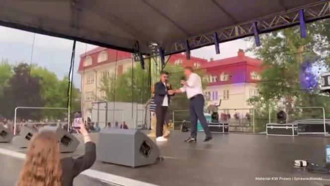  Jacek Kurski, Zenek Martyniuk i Bayer Full na scenie. Tańce i swawole