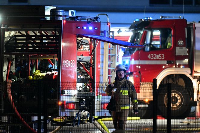 Pożar akumulatorowni na poddaszu zakładu przetwórstwa drobiu w Kawle