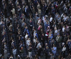 Hołdy na Placu Świętego Piotra.