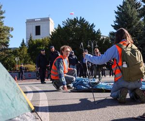 Ostatnie Pokolenie rozbiło namioty przed Sejmem. Domagają się prac nad ustawą o transporcie publicznym