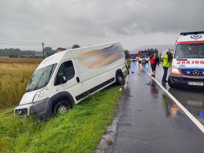 Łososina Dolna. Zderzenie dwóch dostawczaków. Ciężarówka chciała je minąć i skończyła w rowie