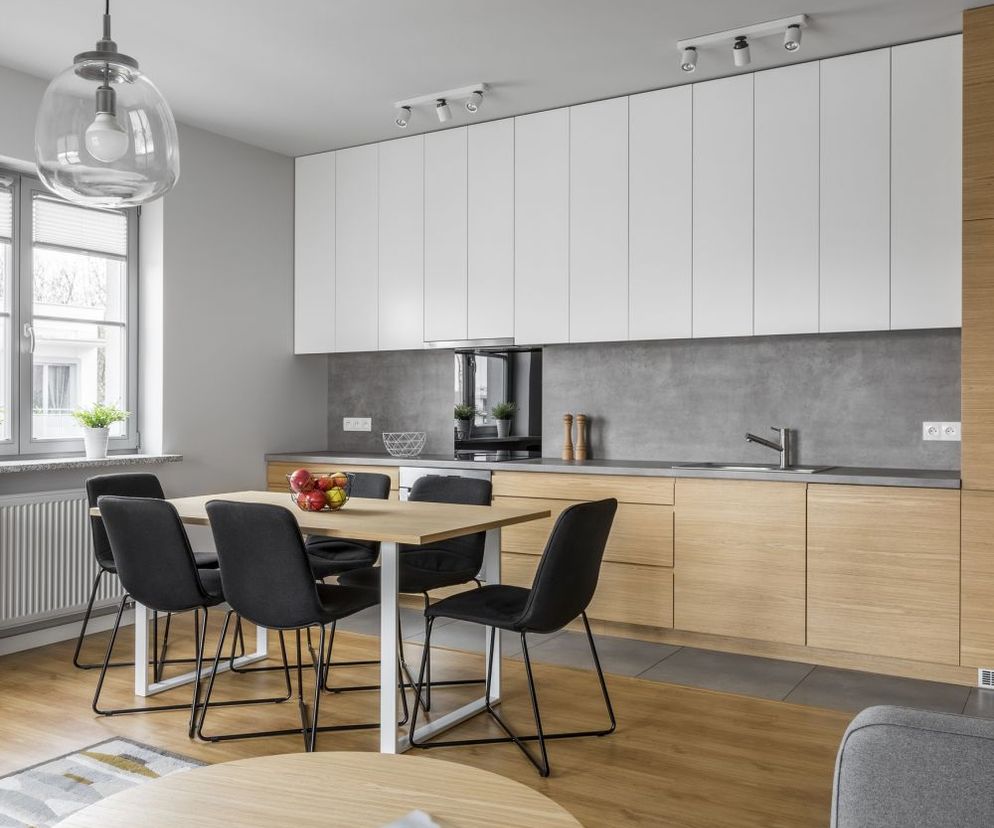 Beton w kuchni - wykończenie ściany nad blatem kuchennym