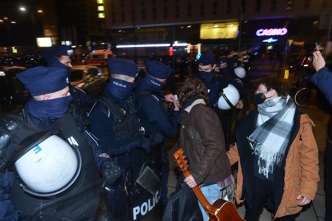 Co policjant dał temu mężczyźnie?!