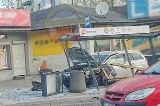 Łódź. Osobówka staranowała przystanek. Szokujący wypadek. Piesza zabrana do szpitala [ZDJĘCIA]