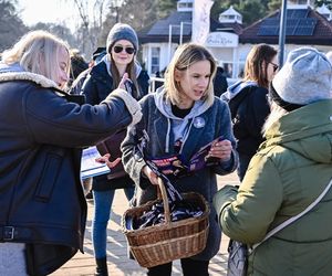 Marta Nawrocka żona kandydata na prezydenta RP Karola Nawrockiego zbiera podpisy na listach poparcia na Gdańskim molo w Brzezinie