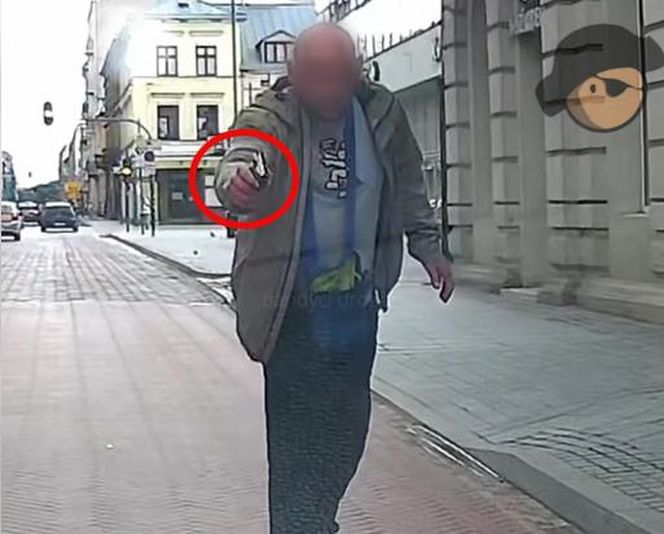 Wyjął pistolet na środku ulicy i wycelował w kobietę. Poszukuje go policja 