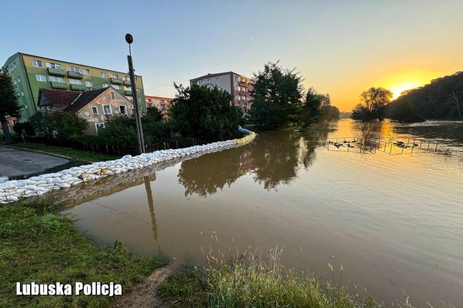 Rzeka Bóbr w Żaganiu przekroczyła stan alarmowy. Jest pilny apel policji